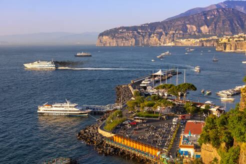 Fähre und Boote, Sorrento, Golf von Neapel, Kampanien, Italien, Mittelmeer, Europa - RHPLF33120
