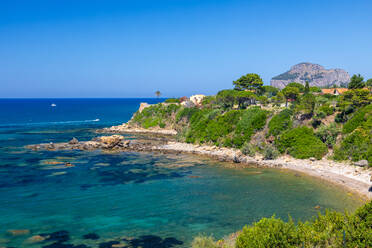 Zerklüftete Küstenlinie bei Cefalu, Mittelmeer, Provinz Palermo, Sizilien, Italien, Mittelmeer, Europa - RHPLF33121