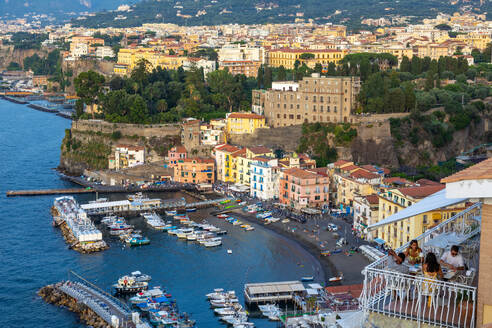 Touristen beim Essen mit Blick auf Sorrento, Bucht von Neapel, Kampanien, Italien, Mittelmeer, Europa - RHPLF33125