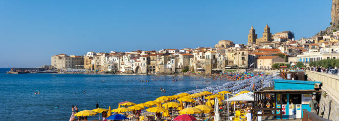 Panoramablick auf Cefalu, Provinz Palermo, Sizilien, Italien, Mittelmeer, Europa - RHPLF33126