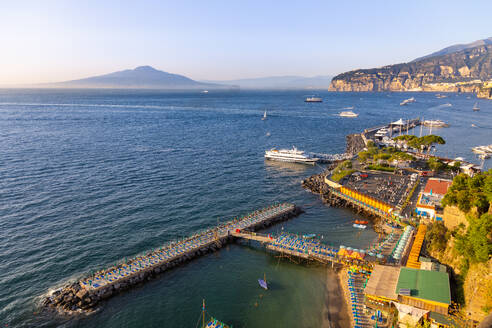 Vesuv, Marina Grande, Sorrento, Bucht von Neapel, Kampanien, Italien, Mittelmeer, Europa - RHPLF33127