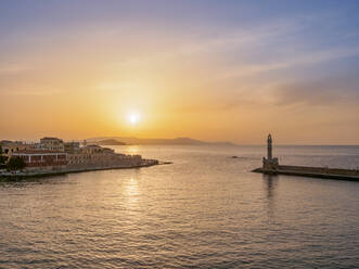 Venezianischer Hafen bei Sonnenuntergang, Blick von oben, Stadt Chania, Kreta, Griechische Inseln, Griechenland, Europa - RHPLF33136