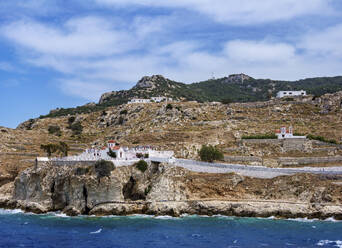 Blick auf die Kapelle und den Friedhof in Pigadia, Insel Karpathos, Dodekanes, Griechische Inseln, Griechenland, Europa - RHPLF33179