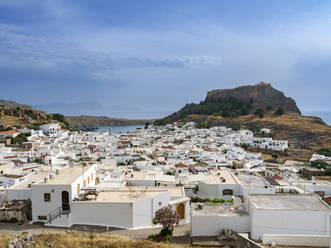 Blick über das Dorf Lindos auf die Akropolis, Insel Rhodos, Dodekanes, Griechische Inseln, Griechenland, Europa - RHPLF33182