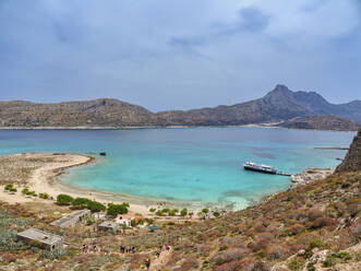 Fährschiff an der Küste von Imeri Gramvousa, Region Chania, Kreta, Griechische Inseln, Griechenland, Europa - RHPLF33219