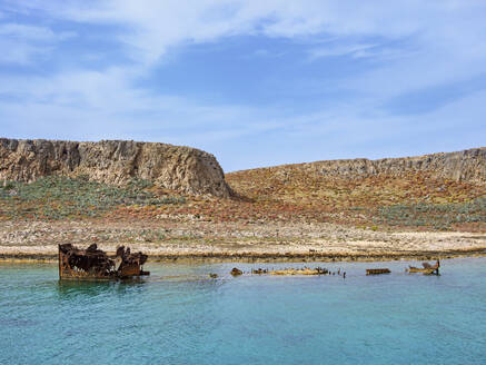 Schiffswrack vor der Küste von Imeri Gramvousa, Region Chania, Kreta, Griechische Inseln, Griechenland, Europa - RHPLF33231