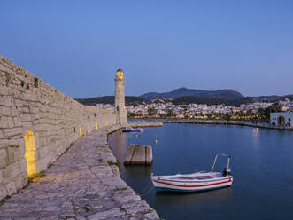 Leuchtturm am alten venezianischen Hafen, Abenddämmerung, Stadt Rethymno, Region Rethymno, Kreta, Griechische Inseln, Griechenland, Europa - RHPLF33263