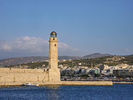 Leuchtturm am alten venezianischen Hafen, Stadt Rethymno, Region Rethymno, Kreta, Griechische Inseln, Griechenland, Europa - RHPLF33264