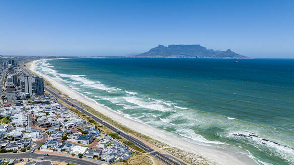 Luftaufnahme des Bloubergstrandes mit dem Tafelberg im Hintergrund, Tafelbucht, Kapstadt, Südafrika, Afrika - RHPLF33267