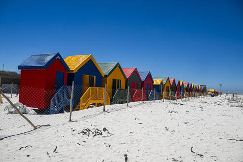 Bunte Strandhütten am Strand von Muizenberg, Kapstadt, Südafrika, Afrika - RHPLF33273