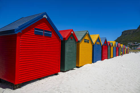 Bunte Strandhütten am Strand von Muizenberg, Kapstadt, Südafrika, Afrika - RHPLF33274
