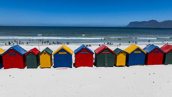 Luftaufnahme der bunten Strandhütten am Strand von Muizenberg, Kapstadt, Südafrika, Afrika - RHPLF33275