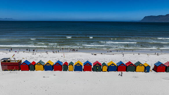 Luftaufnahme der bunten Strandhütten am Strand von Muizenberg, Kapstadt, Südafrika, Afrika - RHPLF33276