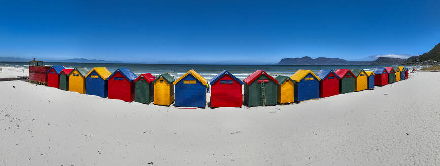 Panorama der bunten Strandhütten am Strand von Muizenberg, Kapstadt, Südafrika, Afrika - RHPLF33277