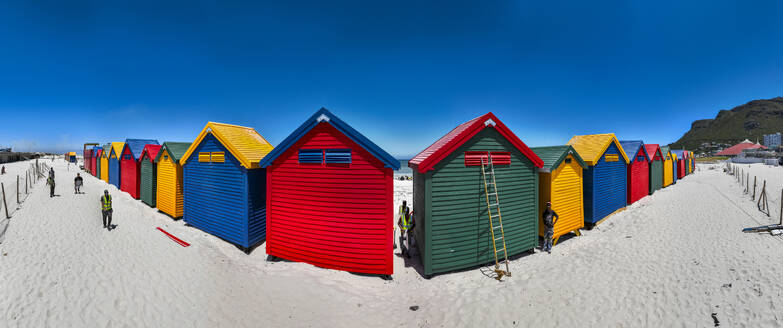 Panorama der bunten Strandhütten am Strand von Muizenberg, Kapstadt, Südafrika, Afrika - RHPLF33278