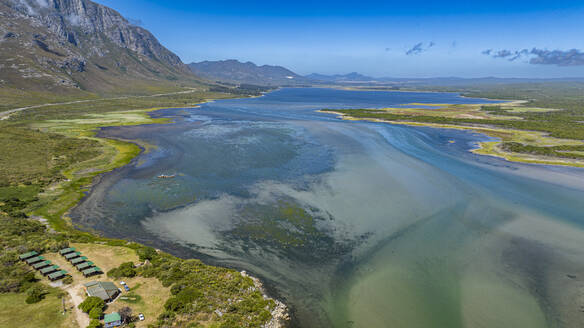 Luftaufnahme der Klein River Lagune, Hermanus, Westliche Kap-Provinz, Südafrika, Afrika - RHPLF33283