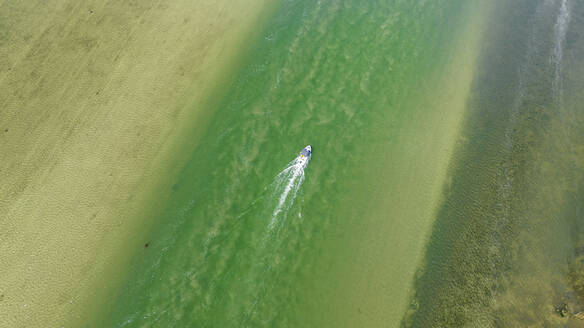 Boot im türkisfarbenen Wasser der Klein River Lagune, Hermanus, Provinz Westkap, Südafrika, Afrika - RHPLF33292