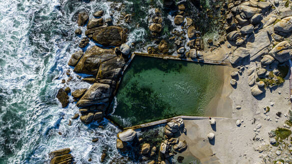 Luftaufnahme eines Felsenpools, Camps Bay, Kapstadt, Südafrika, Afrika - RHPLF33302