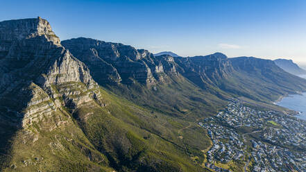 Luftaufnahme des Tafelbergs und der Zwölf Apostel, Kapstadt, Südafrika, Afrika - RHPLF33352