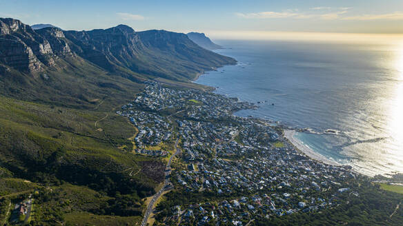 Luftaufnahme der Zwölf Apostel und Camps Bay, Kapstadt, Kaphalbinsel, Südafrika, Afrika - RHPLF33355