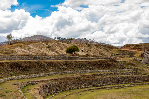 Landwirtschaftliche Terrassen in Cusco, Peru, Südamerika - RHPLF33414