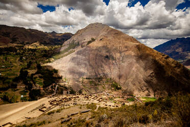 Pisaq-Ruinen aus der Ferne, Heiliges Tal, Peru, Südamerika - RHPLF33436