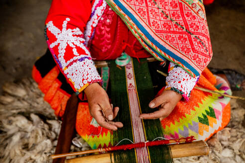 Quechua-Frau bei der Webvorführung, Ollantaytambo, Peru, Südamerika - RHPLF33451