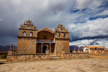 Kircheninnenhof, Ollantaytambo, Peru, Südamerika - RHPLF33461