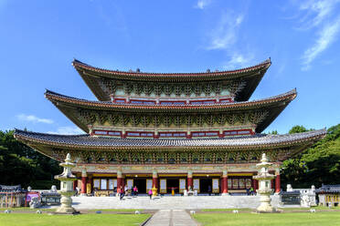 Der buddhistische Tempel Yakcheonsa, 30 Meter hoch, 3305 Quadratmeter groß, der größte Tempel in Asien, Insel Jeju, Südkorea, Asien - RHPLF33477