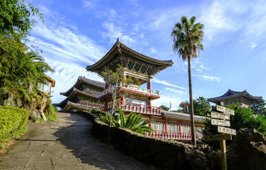 Der buddhistische Tempel Yakcheonsa, 30 Meter hoch, 3305 Quadratmeter groß, der größte Tempel in Asien, Insel Jeju, Südkorea, Asien - RHPLF33478