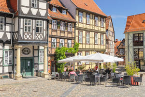 Cafe auf dem Schlossberg mit Klopstockhaus, Quedlinburg, Bodetal, Harz, Sachsen-Anhalt, Deutschland, Europa - RHPLF33490