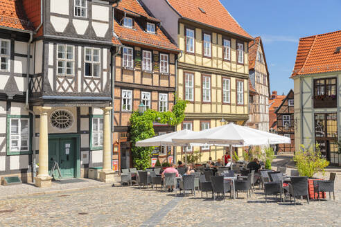 Cafe on Schlossberg with Klopstockhaus, Quedlinburg, Bodetal Valley, Harz, Saxony-Anhalt, Germany, Europe - RHPLF33490