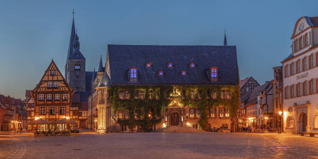 Marktplatz mit St. Benedikti Kirche und Rathaus am Abend, Quedlinburg, Harz, Sachsen-Anhalt, Deutschland, Europa - RHPLF33493