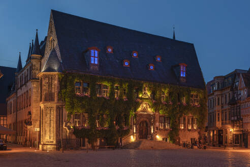 Marktplatz mit Rathaus am Abend, Quedlinburg, Harz, Sachsen-Anhalt, Deutschland, Europa - RHPLF33494