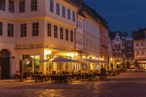 Cafe auf dem Marktplatz am Abend, Quedlinburg, Harz, Sachsen-Anhalt, Deutschland, Europa - RHPLF33495