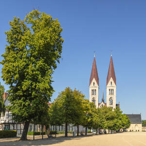 Domplatz mit Dom St. Stephanus und Sixtus, Halberstadt, Harz, Sachsen-Anhalt, Deutschland, Europa - RHPLF33503