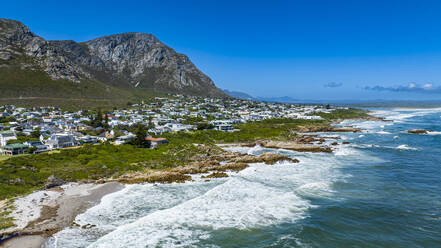 Luftaufnahme von Hermanus und seinen weißen Stränden, Westkap-Provinz, Südafrika, Afrika - RHPLF33509