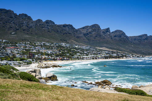 Feiner Sandstrand unter den Zwölf Aposteln, Camps Bay, Kapstadt, Südafrika, Afrika - RHPLF33514