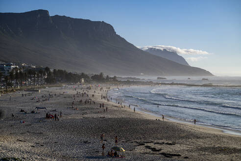 Feiner Sandstrand unter den Zwölf Aposteln, Camps Bay, Kapstadt, Südafrika, Afrika - RHPLF33516