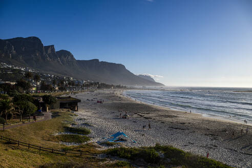 Feiner Sandstrand unter den Zwölf Aposteln, Camps Bay, Kapstadt, Südafrika, Afrika - RHPLF33517