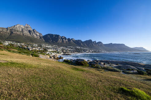 Feiner Sandstrand unter den Zwölf Aposteln, Camps Bay, Kapstadt, Südafrika, Afrika - RHPLF33518