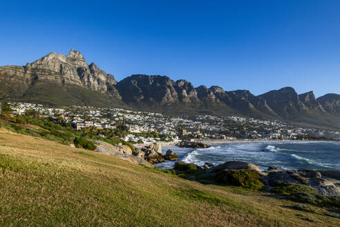 Feiner Sandstrand unter den Zwölf Aposteln, Camps Bay, Kapstadt, Südafrika, Afrika - RHPLF33519