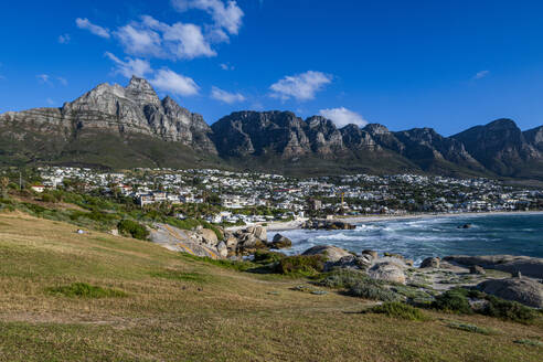 Feiner Sandstrand unter den Zwölf Aposteln, Camps Bay, Kapstadt, Südafrika, Afrika - RHPLF33520