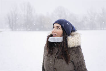 Frau im Schneefall, Mailand, Italien - ISF26274