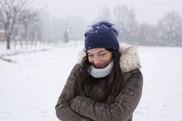 Frau im Schneefall, Mailand, Italien - ISF26278