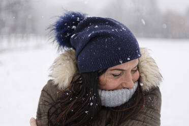 Frau im Schneefall, Mailand, Italien - ISF26279