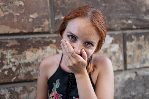 Junge Frau mit roten Haaren lachend, Rom, Italien - ISF26292