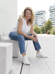 Blonde woman in the city, Milano, Italy. - ISF26304