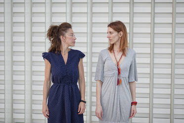 Porträt von zwei Frauen, Mailand, Italien. - ISF26328
