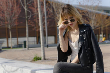 Young woman in the city, Milano, Italy. - ISF26335